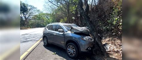 Camioneta se sale de la carretera y se estrella contra un árbol en El