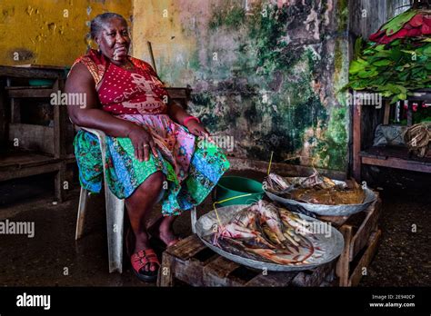 Un Vendedor Afrocolombiano Vende Pescado Fresco En Un Mercado Callejero