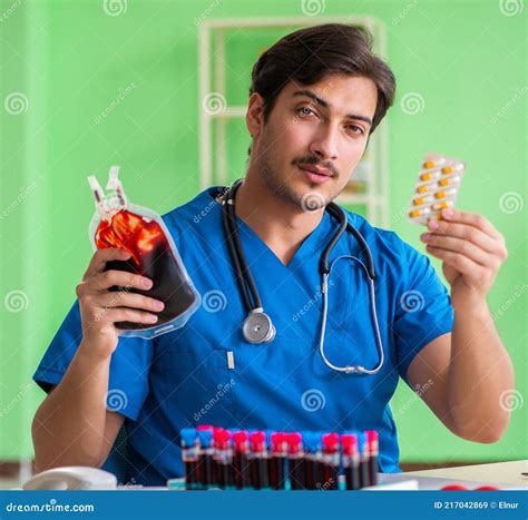 Médico Haciendo Análisis De Sangre En El Laboratorio Imagen de archivo