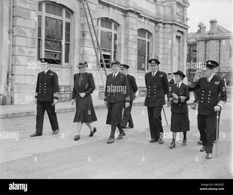 Der Direktor Der Wrns Besucht Und Inspiziert Wrns In Der Royal