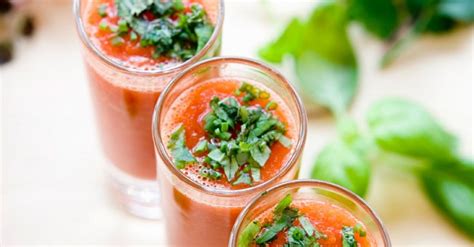 Tomaten Gazpacho mit frischen Kräutern Rezept EAT SMARTER