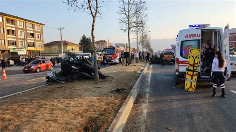 Beçi yolunda feci kaza Araba ikiye bölündü Günaydın Düzce