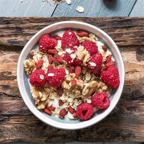 Yoghurt Met Rood Fruit Havervlokken Walnoten En Gojibessen