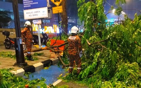 Kenderaan Dihempap Pokok Akibat Ribut Hot Fm