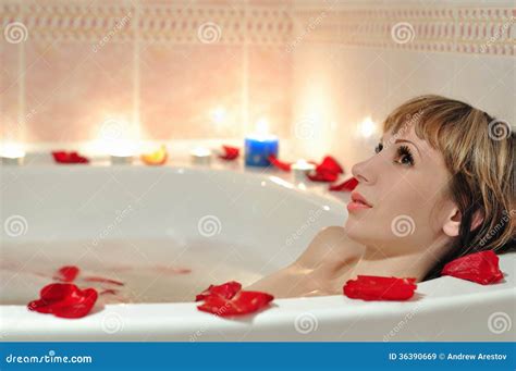 Une Fille Prend Un Bain Dans La Mousse Image Stock Image Du Mensonge