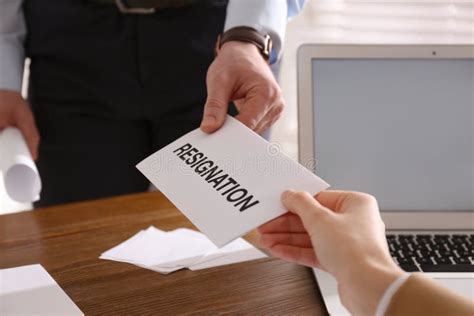 Empleado Entregando Una Carta De Renuncia Al Jefe De La Oficina Foto De