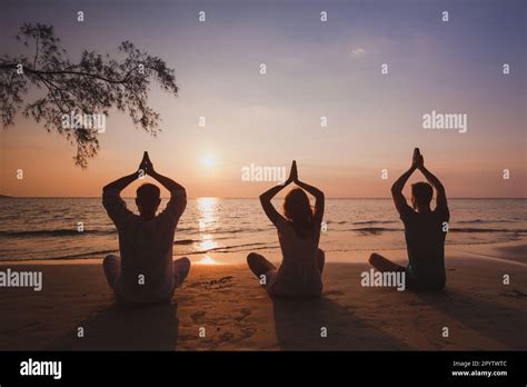 Grupo De Yoga En La Playa Siluetas De Personas Meditando En Posici N