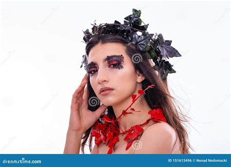 Retrato Del Modelo Femenino Joven Atractivo Foto De Archivo Imagen De