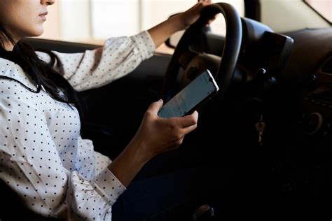 Jovem Multirracial Mandando Mensagens De Texto E Dirigindo Um Carro