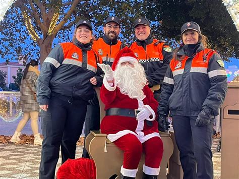 FOTO GALERÍA Papá Noel visita el poblado navideño de Los Cortijillos