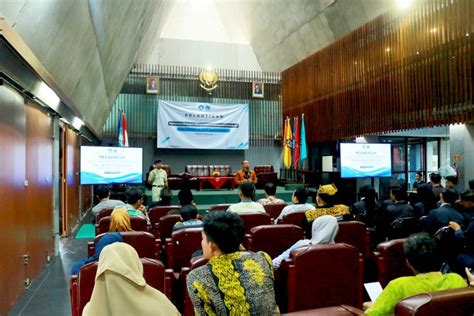 Direktur Politeknik Negeri Banyuwangi Lantik Pengurus Organisasi Kemahasiswaan Periode 2024