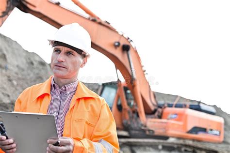 Supervisor Que Olha Ausente Ao Guardar A Prancheta No Canteiro De Obras