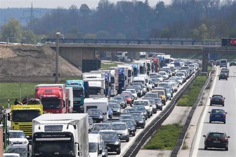 Kilometer Stau Nach Serienunfall Auf Der A