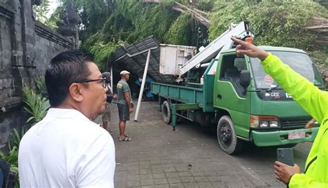 Nusabali Cuaca Ekstrem Sejumlah Pohon Tumbang