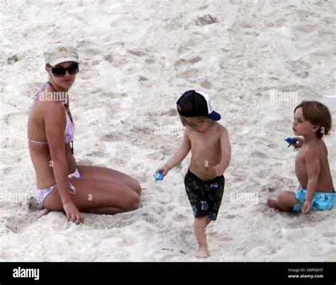 Exclusivo Popstar Britney Spears Se Ve En Gran Forma En La Playa Con