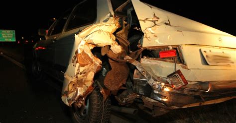 G1 Motociclista bate em veículo parado no acostamento e deixa dois