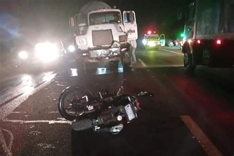 Falleci Un Motociclista Al Impactar Contra Un Cami N Mezclador De