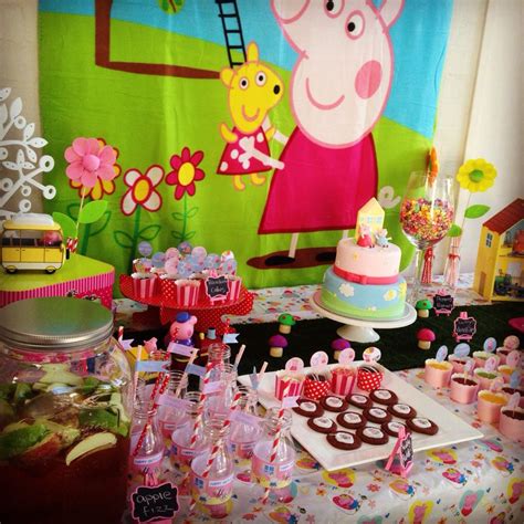 The Peppa Pig party table | Pig party, Peppa pig party, Peppa pig