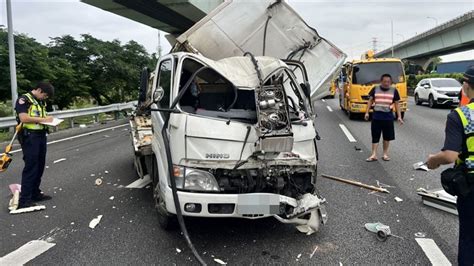 國1桃園段重大車禍！貨車失控撞護欄 駕駛噴飛車外重傷