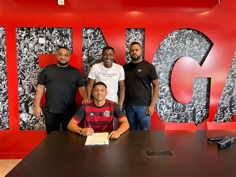 Em Seis Meses Jovem Se Destaca No Flamengo E Assina Contrato Multa