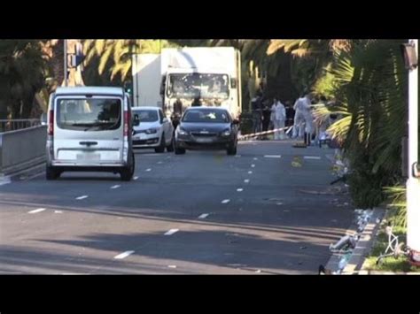 Terrore A Nizza Camion Sulla Folla Uccide Persone Youtube