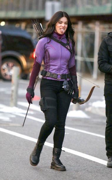 Hawkeye Set Photos Reveal First Look At Hailee Steinfeld In Kate Bishops Costume