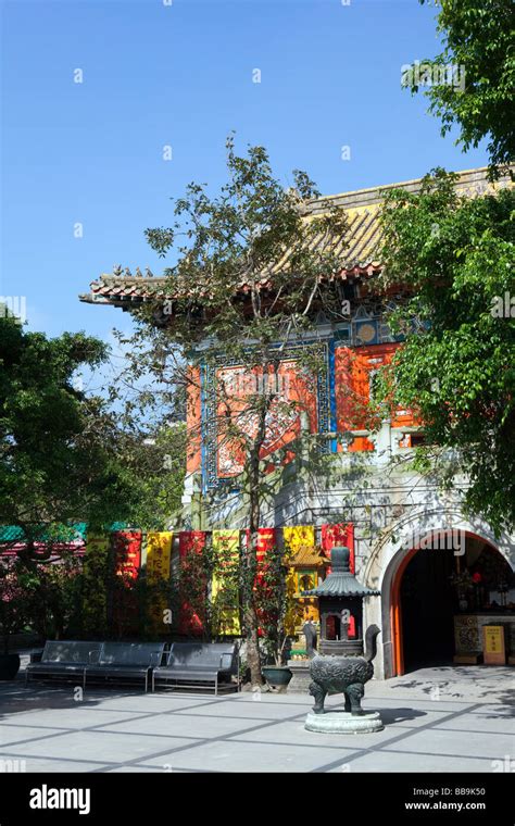 El Monasterio De Po Lin Es Visto En La Isla De Lantau Hong Kong