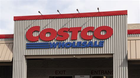 How Rich Is The Costco CEO And What's The Average Pay Of Its Employees?