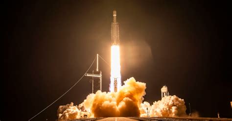 Spacex Falcon Heavy Rocket Successfully Deploys Us Military Spaceplane