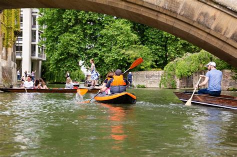 Cambridge punting tour editorial image. Image of university - 274288820