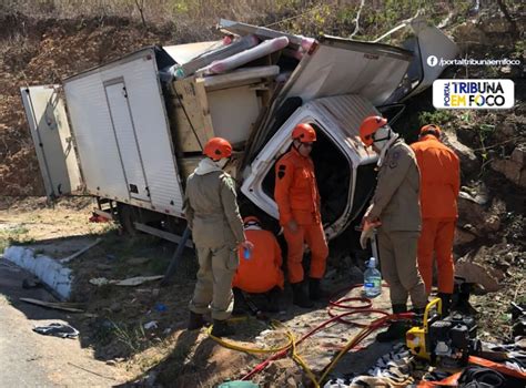 Caminhoneiro morre após colidir contra rocha na divisa entre PI e CE