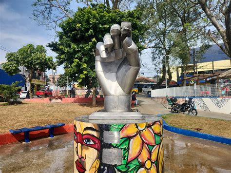 Monumento da Praça Silva Teles recebe limpeza após pichação