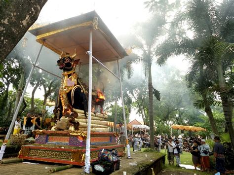 Makna Ritual Ngaben Di Bali Kompaspedia