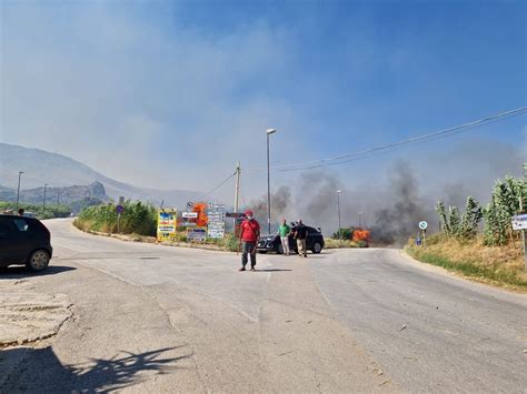 Furiosi Incendi In Sicilia Persone Evacuate Via Mare Nel Trapanese