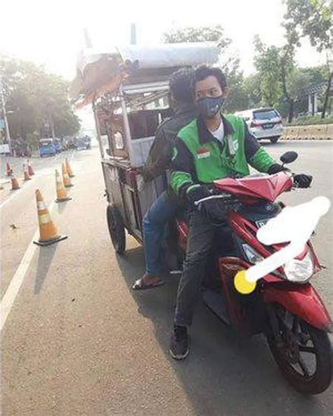 Potret Nyeleneh Penumpang Saat Dibonceng Driver Ojol Bikin Ngakak