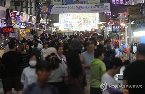 추석 대목 시민들로 붐비는 전통시장 연합뉴스