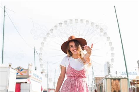 Blonde Jeune Fille Dans Le Parc D Attractions Photo Gratuite