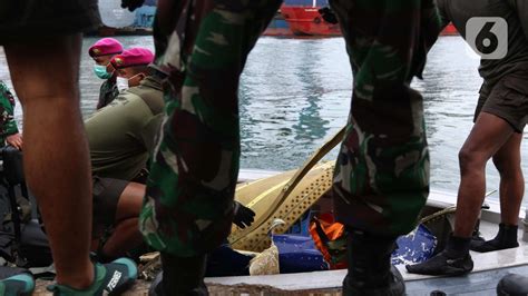 FOTO Tim Selam Marinir TNI AL Evakuasi Serpihan Pesawat Sriwijaya Air