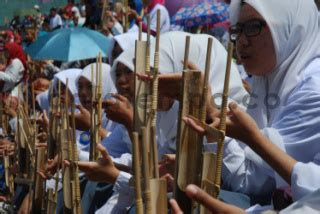 Pemecahan Rekor Bermain Angklung Pada Peringatan Kaa Ke Datatempo