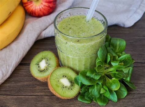 Grüner Smoothie mit Apfel Banane und Feldsalat