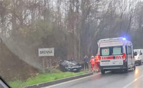 Incidente A Brenna Finisce Fuori Strada Con L Auto E Si Ribalta