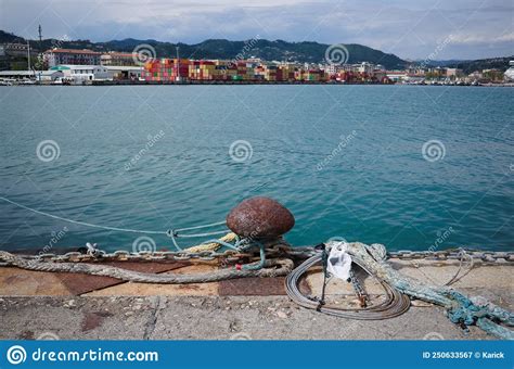 Bollard De Amarre Oxidado Con Cuerdas Y Cadena Sobre El Muelle En El