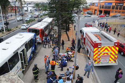 FOTOS Acidente entre dois ônibus deixa 30 feridos nesta quinta 12