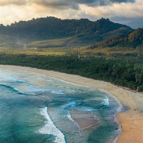 Pantai Pulau Merah Surganya Peselancar Dan Pemburu Sunset