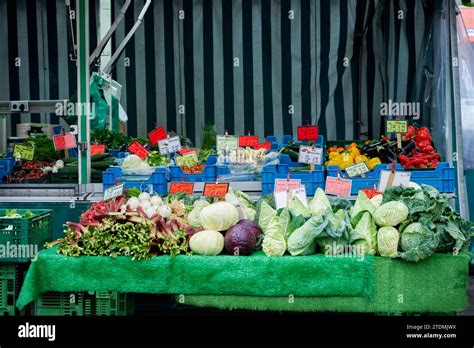 Wochenmarkt Paprika Hi Res Stock Photography And Images Alamy