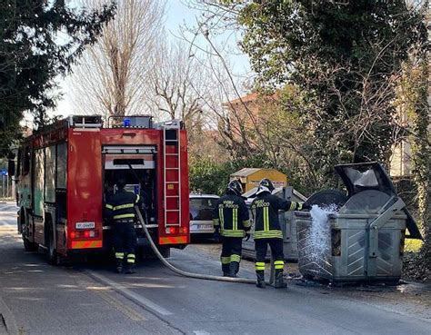 In Fiamme Un Cassonetto Dei Rifiuti Vicino Allospedale San Sebastiano