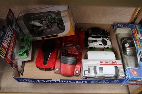 Lot - BOX LOT OF TOY CARS