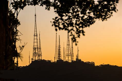 Silhueta De Antenas De Comunicação No Morro Do Sumaré No Rio De Janeiro