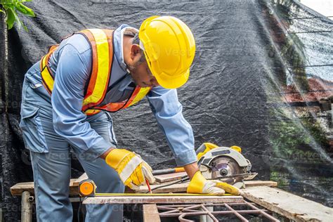 los trabajadores de la construcción están usando cintas métricas para