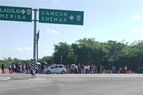 Bloquean la carretera Mérida Cancún para exigir construcción de pasos